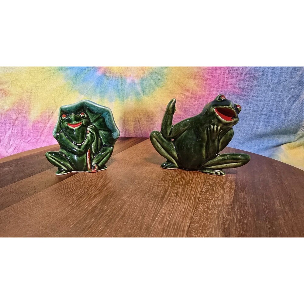 Vintage Green Ceramic Frog Salt & Pepper Shakers Umbrella Frog & Waving Frog